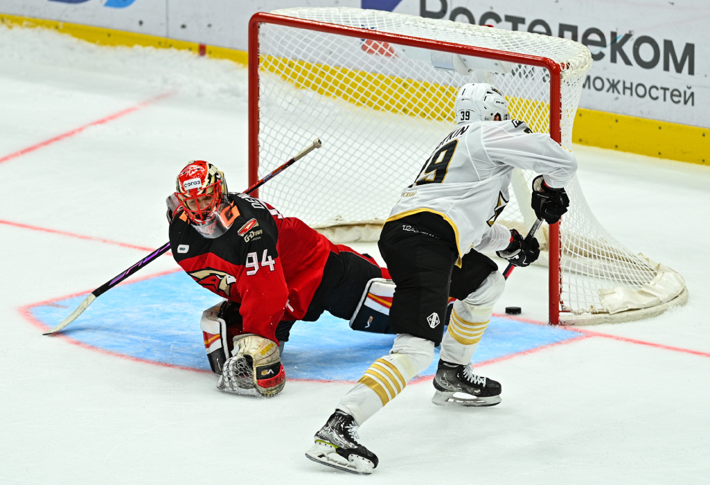 От голов Чебыкина в этом сезоне нередко «страдали» топ-клубы: «Ак Барс», «Авангард» (на фото в серии послематчевых бросков), «Автомобилист», московское «Динамо». Фото: Дмитрий Лошкарев